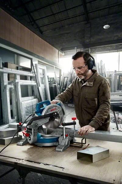 Пила торцювальна Bosch GCM 216 1300Вт диск 216мм 10.1кг