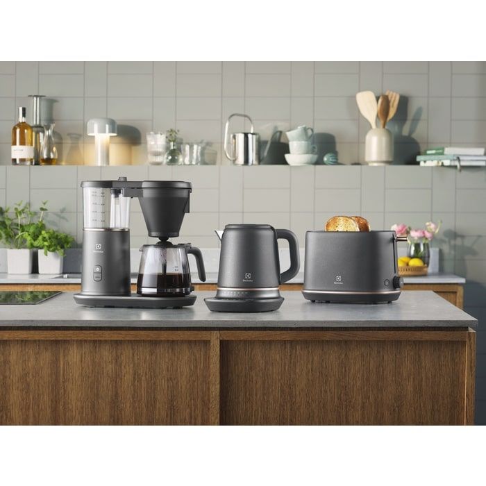 Електрочайник Electrolux 1.7л, Strix, метал, підтримка температури, чорний матовий