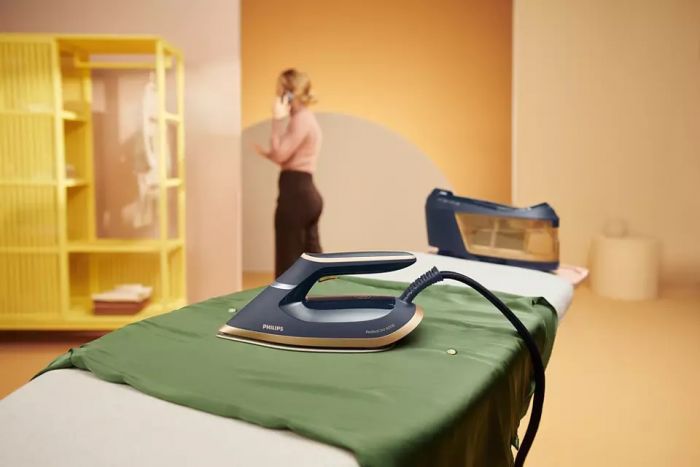 Праска-парогенератор Philips PerfectCare 6000 Series, 2400Вт, 1800мл, паровий удар -600гр, постійна пара - 130гр, нерж. сталь, синьо-золотий