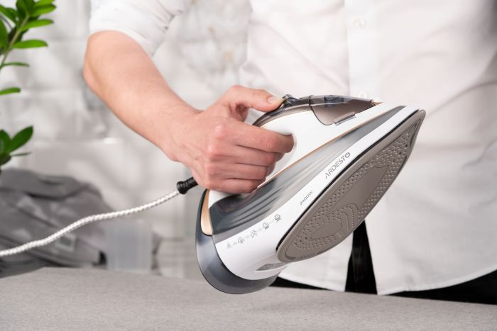 Праска Ardesto IR-B2245-E, 2400Вт, 400мл, паровий удар, електр. керування, керам. підошва, біло-сірий