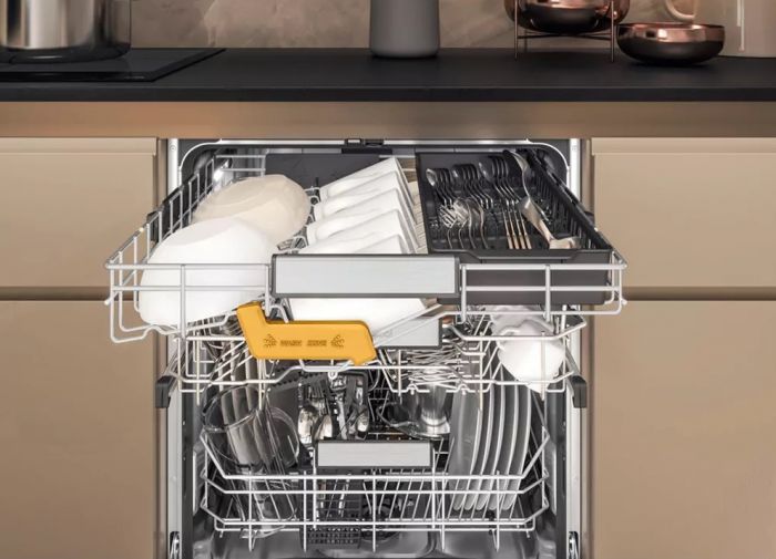 Посудомийна машина Whirlpool вбудована, 14компл., A+++, 60см, дисплей, 3й кошик, білий