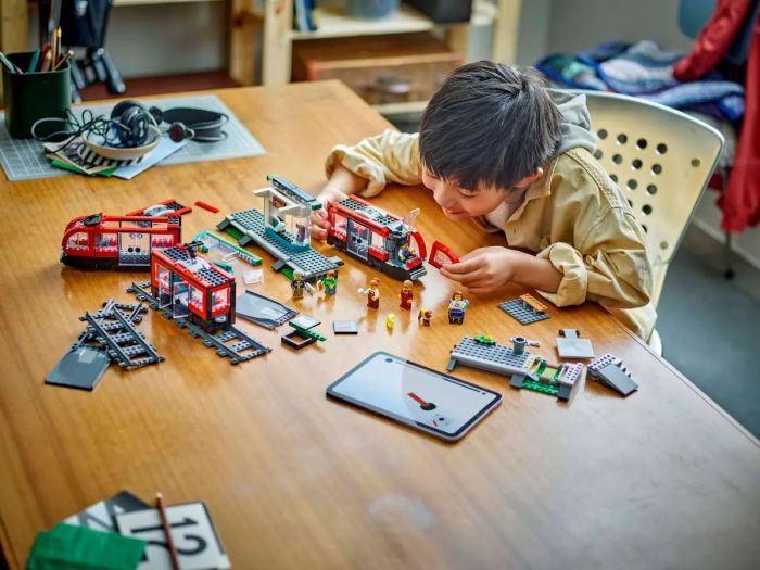 Конструктор LEGO Трамвай і вокзал у центрі міста