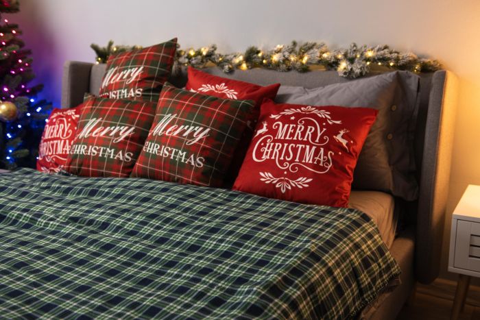 Подушка декор. Ardesto Christmas Happy Holidays 45х45см, 100% поліестер, клітинка зелено-червона