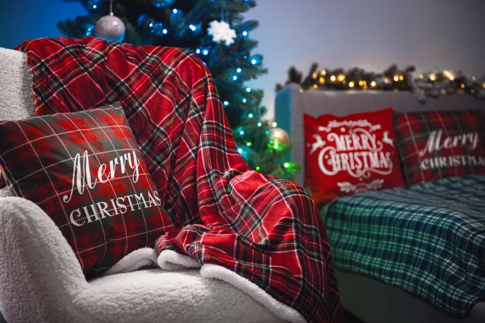 Подушка декор. Ardesto Christmas Happy Holidays 45х45см, 100% поліестер, клітинка зелено-червона