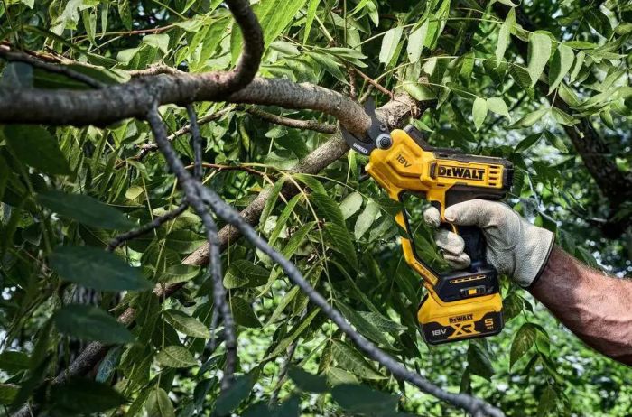 Секатор акумуляторний DeWalt 18В XR D різу 32мм 1.37кг без АКБ та ЗП