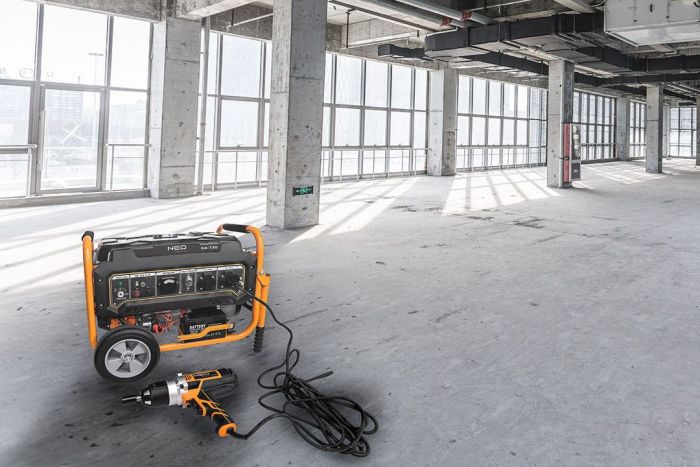 Генератор бензиновий Neo Tools 230В, 2.8/3кВт, електростартер, 45кг + Портативний зарядний пристрій сонячна панель 90-140