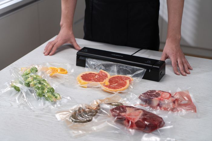 Вакууматор ARDESTO для пакетів та рулонів, 110Вт, 28см, електронне, + 1 рулон, пластик, чорний