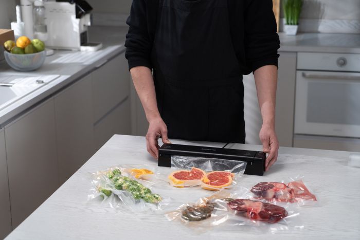 Вакууматор ARDESTO для пакетів та рулонів, 110Вт, 28см, електронне, + 1 рулон, пластик, чорний