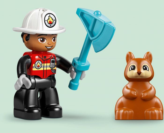 Конструктор LEGO DUPLO Town Пожежна машина зі шлангом і пожежником