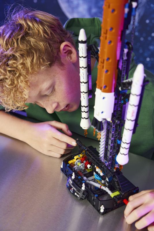 Конструктор LEGO Technic Ракета із системою космічного запуску NASA Artemis