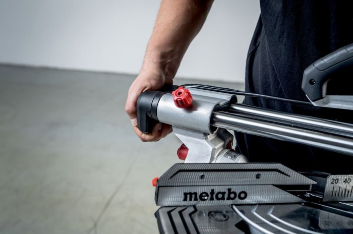 Пила торцювальна Metabo KGS 305M з протяжкою 1600Вт диск 305мм 18.6кг