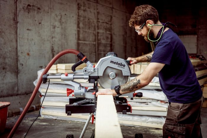 Пила торцювальна Metabo KGS 305M з протяжкою 1600Вт диск 305мм 18.6кг